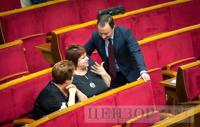 Лозовий, ставши навпочіпки, спантеличив Ляшка, емоційна суперечка Червакової і Карпунцова і порожній сесійний зал, - день роботи ВР 22 червня 13