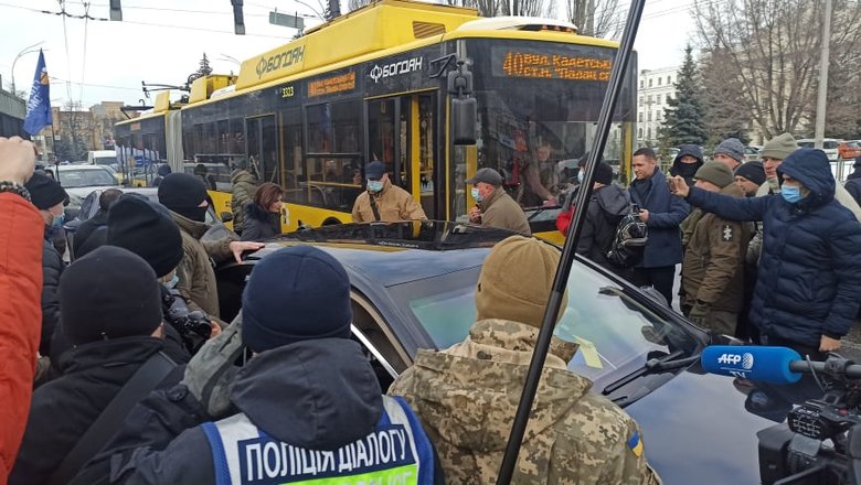 Беги, Вова, беги: Под судом, рассматривающим апелляции относительно меры пресечения для Порошенко, собрались митингующие 04