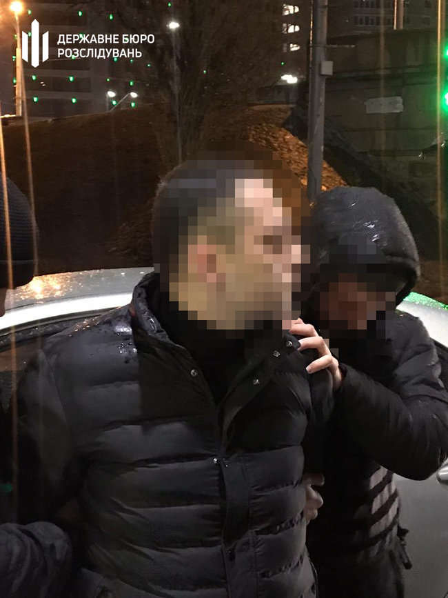 ДБР затримало співробітника поліції Києва за вимагання у шахрайки $1000 за непритягнення до кримінальної відповідальності 05