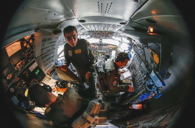 Літак-розвідник НАТО із системою AWACS приземлився в Ризі 06