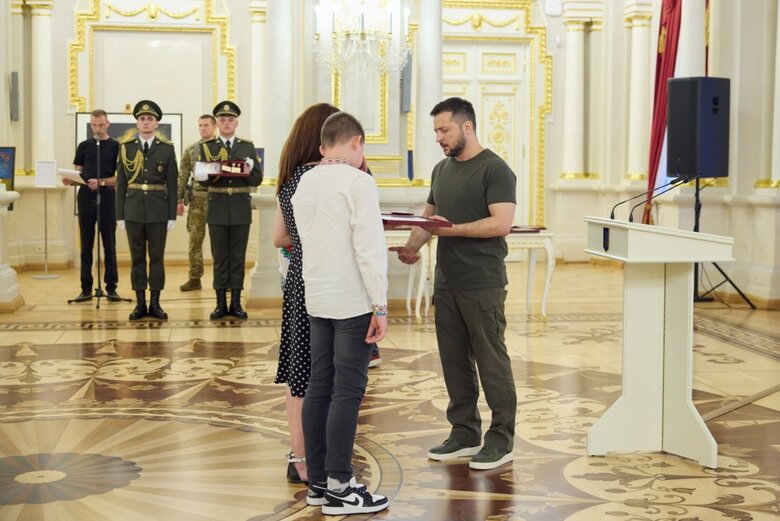 Зеленський вручив ордени Золота Зірка рідним загиблих воїнів, удостоєних звання Героя України 07
