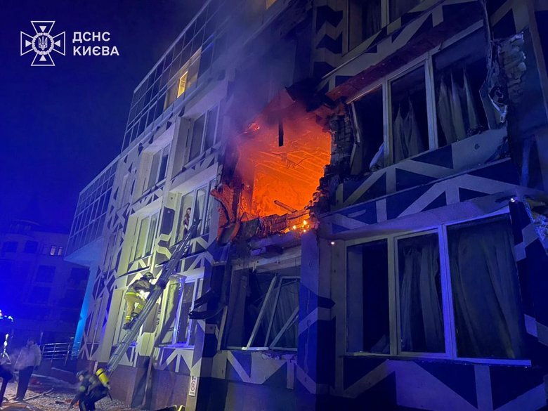 Нічна атака РФ на Київ: в Оболоні загорівся медзаклад, є загиблий