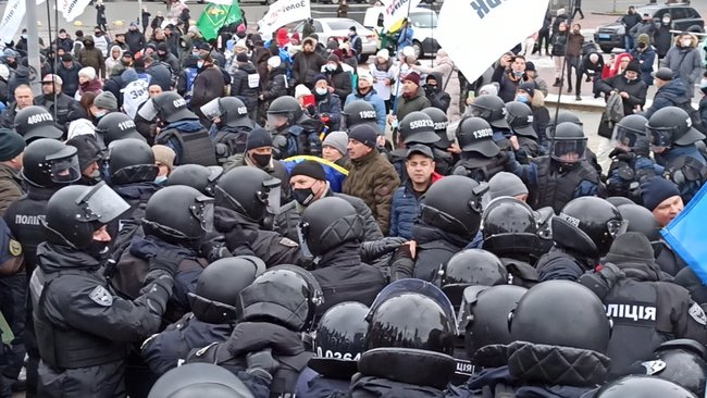 ФОПы попытались установить палатки на Майдане Незалежности: между митингующими и правоохранителями произошли стычки 53