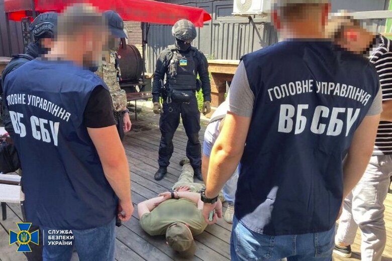 Викрито злочинне угруповання, учасники якого під виглядом співробітників Служби безпеки грабували харків’ян, - СБУ 01