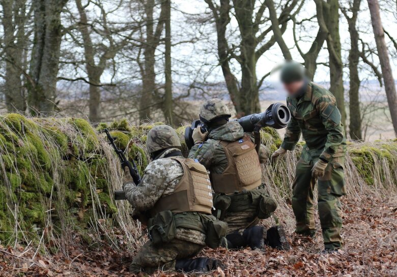 Украинские военные отрабатывают в Британии ведение огня из NLAW 01
