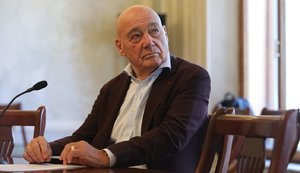 В Тбилиси прошли протесты из-за приехавшего отпраздновать день рождения Познера: отель, где он остановился, забросали яйцами. ВИДЕО+ФОТО