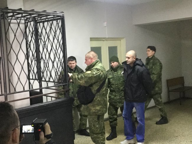 Маріупольські активісти протестують через чергове перенесення судом слухання справи Кірсанова, підозрюваного у коригуванні вогню з Градів по мікрорайону Східний 02