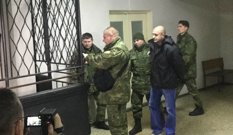Маріупольські активісти протестують через чергове перенесення судом слухання справи Кірсанова, підозрюваного у коригуванні вогню з "Градів" по мікрорайону Східний. ФОТОрепортаж