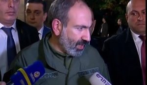 На всей линии соприкосновения в Карабахе идут бои, - премьер Армении Пашинян