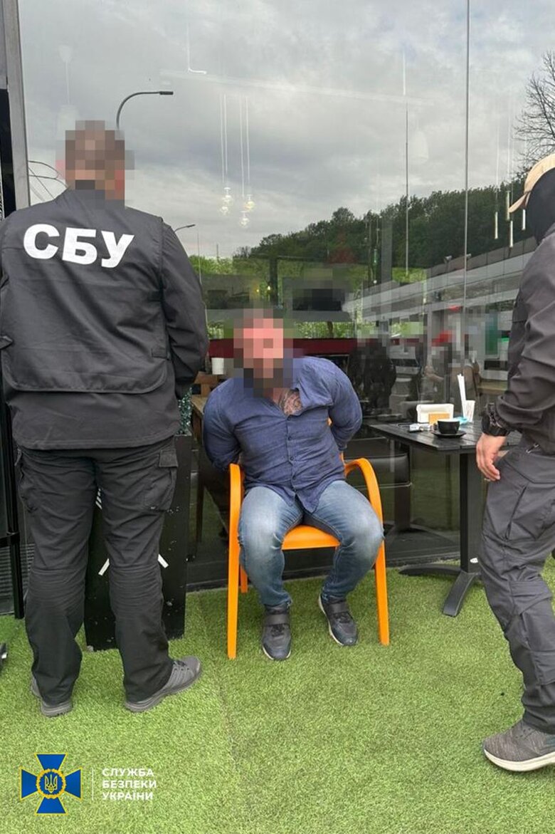 Громадянина РФ, який продавав фіктивні документи для виїзду ухилянтів за кордон, затримали у Києві, - СБУ 02