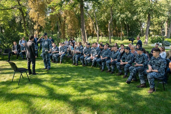 President meets with Ukrainian seamen freed from Russian captivity 01