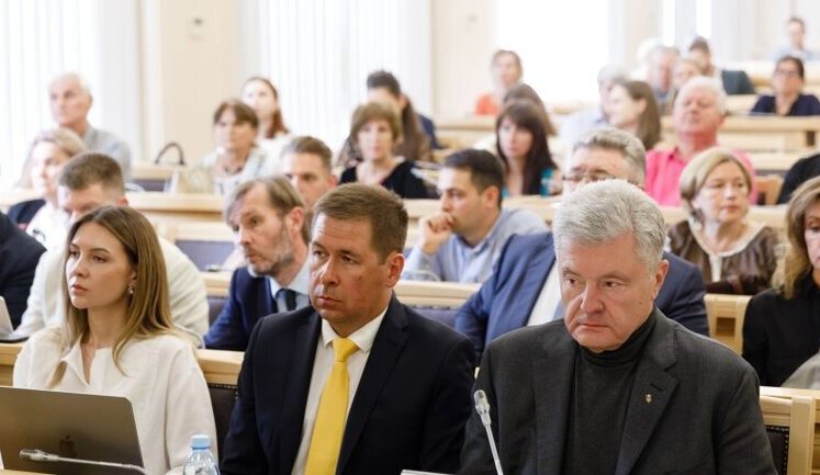 Порошенко в Верховном Суде: За незаконные санкции против меня расплатились должностью премьера