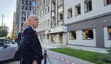 Гілі біля пошкодженої будівлі Британської Ради в Києві