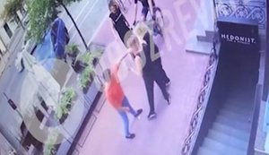 Сотрудник УГО Беспалый избивает танцора балета популярной украинской певицы Нади Дорофеевой Гончаренко. ВИДЕО камер наблюдения