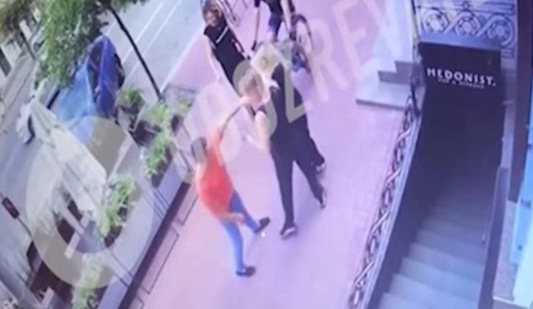 Сотрудник УГО Беспалый избивает танцора балета популярной украинской певицы Нади Дорофеевой Гончаренко. ВИДЕО камер наблюдения