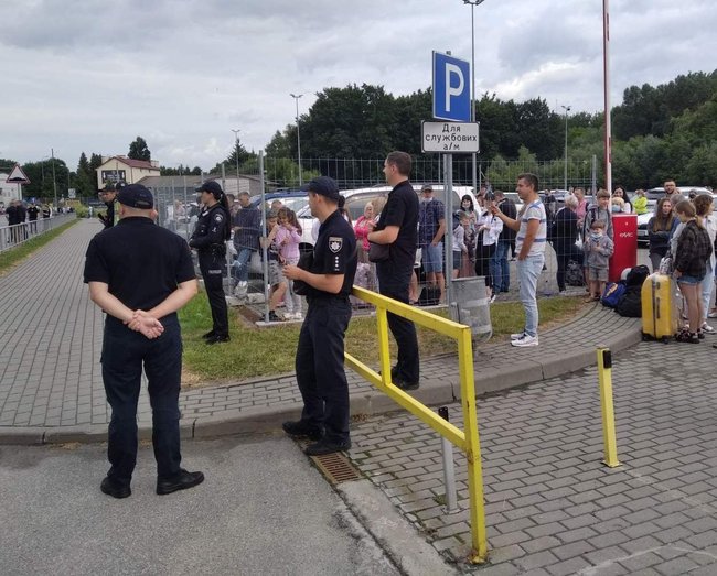 Подозрительную сумку во Львовском аэропорту уничтожили. Взрывчатки в ней не было 02