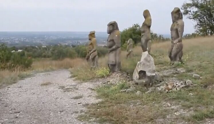 Russians destroyed stone Polovtsian women near Izium. PHOTOS