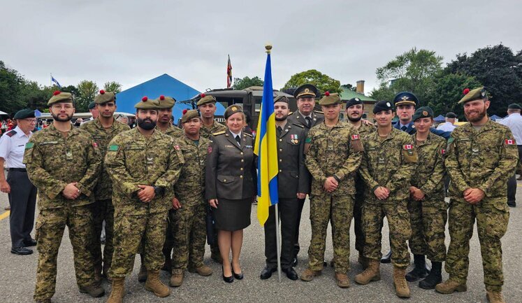Украинские военнослужащие впервые в истории приняли участие в параде ко Дню воинов в Канаде. ФОТОрепортаж