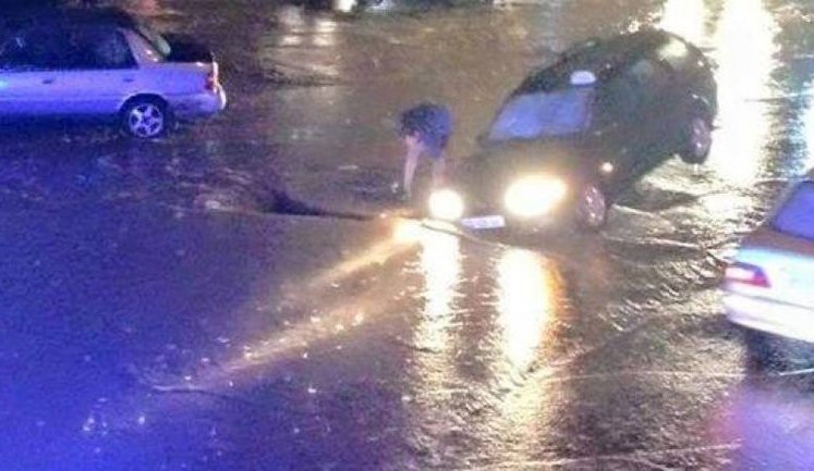 Внезапный мощный ливень вызвал разрушительное наводнение в Тбилиси: оползни, обрушения, затопления, а также дикие звери из зоопарка. ФОТОрепортаж