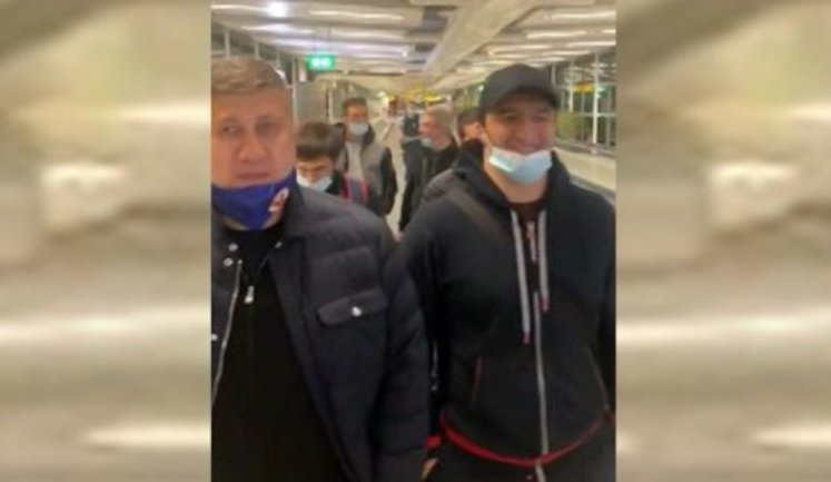 Полиция Амстердама сняла с рейса членов сборной РФ по вольной борьбе за нарушение карантинных норм в аэропорту: "Форменный беспредел! Из-за того, что маски сняли!". ВИДЕО