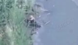 росіянин перед смертю сидить на березі водойми