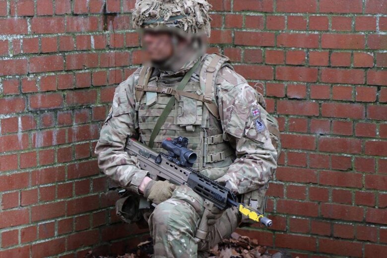 Ukrainian soldiers practice offensive and defensive actions in Britain 09