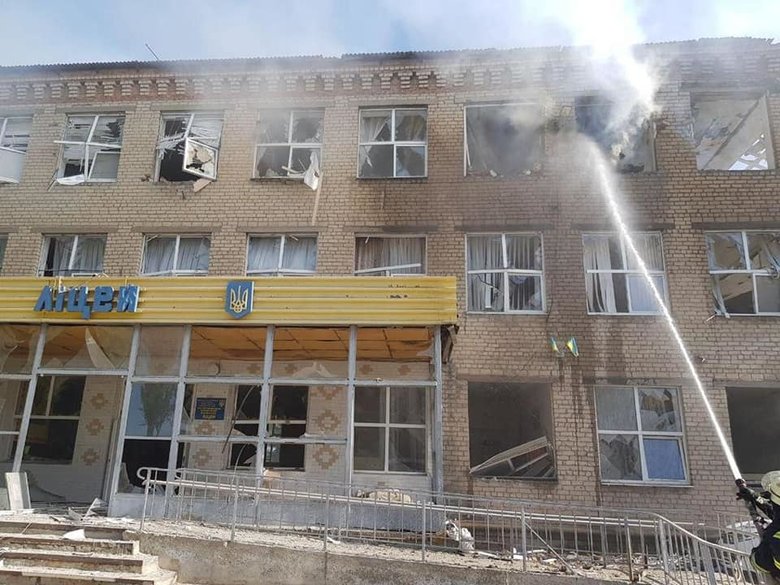 Russian troops launched missile strike on Kostiantynivka in Donetsk region, fire broke out on territory of lyceum, two people were killed and 9 were injured 01