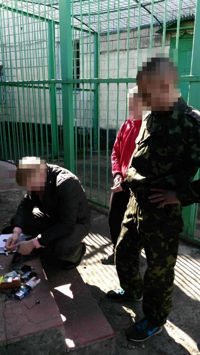 Задержан сотрудник СИЗО Чернигова, поставлявший наркотики заключенным, - СБУ 02