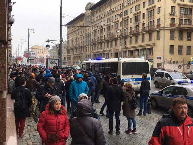 Riot police massively apprehend rally participants in Moscow 01 Riot police massively apprehend rally participants in Moscow 01