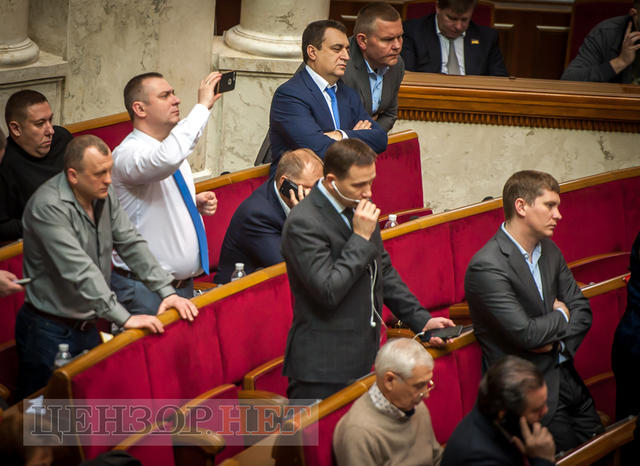 Як минув день у Раді: правоохоронці в сесійній залі, Фейсбук Литвина і Савченко, яка затрималася після засідання 08 Як минув день у Раді: правоохоронці в сесійній залі, Фейсбук Литвина і Савченко, яка затрималася після засідання 08