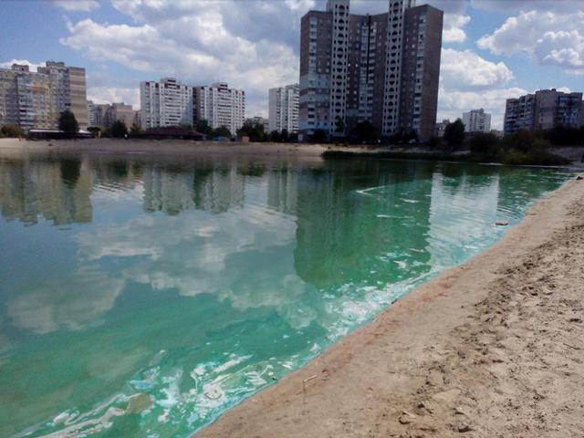 Вiдбулося чергове вкидання величезної кiлькостi фарби в озеро Сонячне. Люди просто приголомшенi, - блогер 15