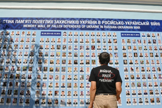 Стену памяти героев в Киеве обновили и освятили 15