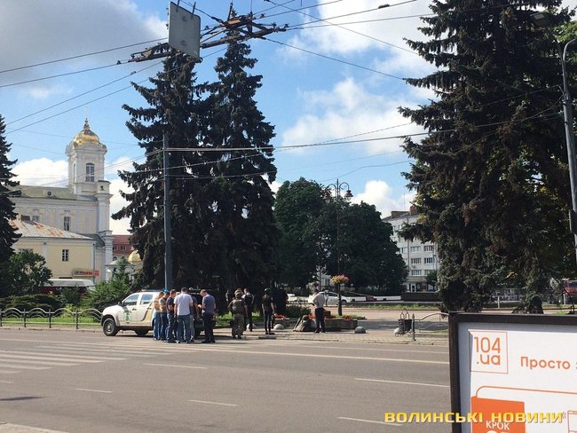 Man with bomb hijacks passenger bus in Lutsk, hostage alert announced in region 01