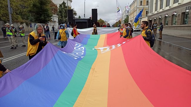 Учасники ЛГБТ-маршу збираються в центрі Києва 04