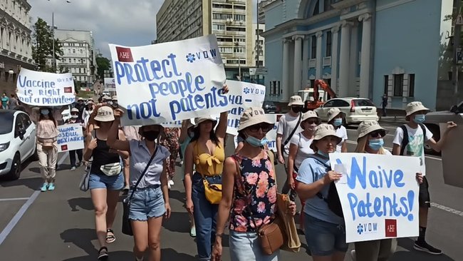 Патенти вбивають: у центрі Києва відбувся марш на підтримку вакцинації від COVID-19 02