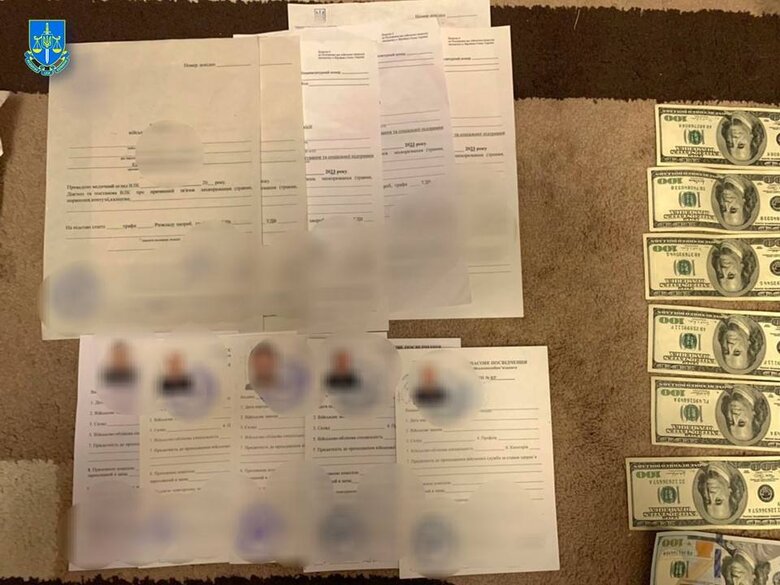 Посадовець військкомату на Івано-Франківщині допомагав за хабарі військовозобов’язаним виїжджати за кордон, - Офіс Генпрокурора 02