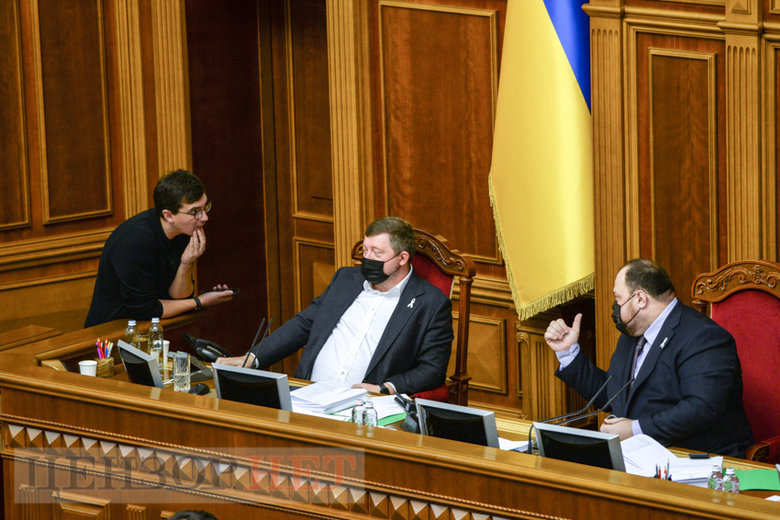 Слуги народа смеются над политическими мемами, выход Сохи из СН, разговор Разумкова с Николаенко и игра на телефоне Задорожного, - работа Рады 30 ноября 18