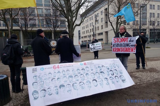 Посольство Росії в Берліні пікетували на захист кримських татар 07