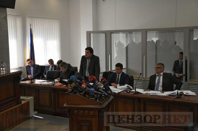 Вимагаємо реальної застави і #РомаЗдайПєтю, - активісти пікетують суд, який розглядає апеляцію на запобіжний захід Насірову 17