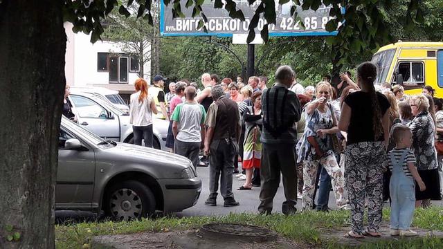Львівяни перекрили вулицю через сміття 04