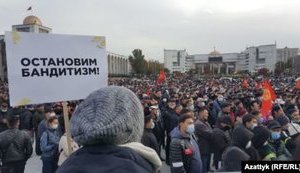 На митинге в Бишкеке стреляют. ВИДЕО