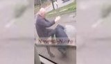 "Чувырло, бл#дь! Иди сюда, сука!" - в Николаеве водитель автобуса №51 надавал пинков агрессивному пассажиру без билета, оскорблявшему кондуктора. ВИДЕО