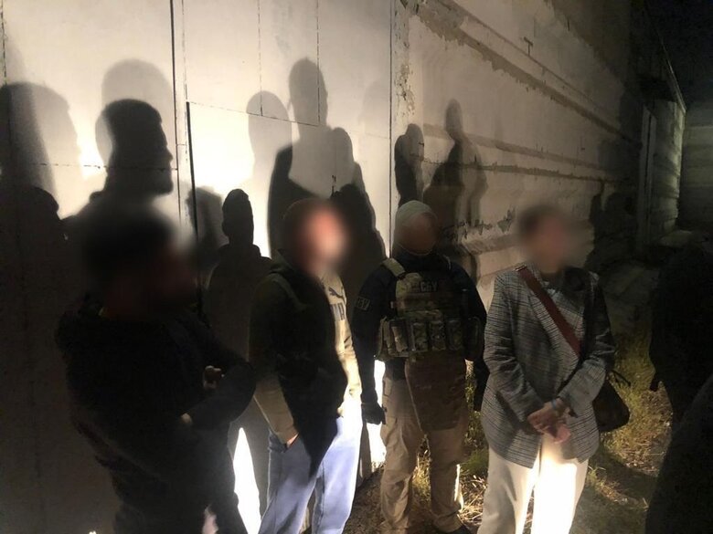 Двое граждан Румынии переправляли через Одессу в ЕС героин в контейнерах с финиками. Их задержали 01