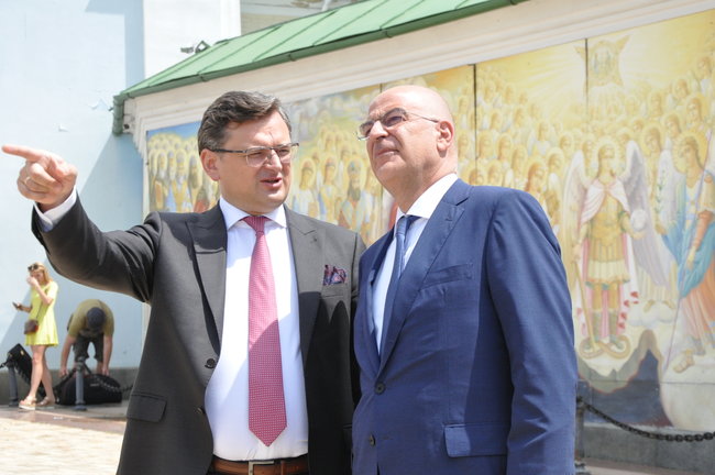 Глава МЗС Греції Дендіас поклав квіти до Стіни памяті полеглих захисників України 24