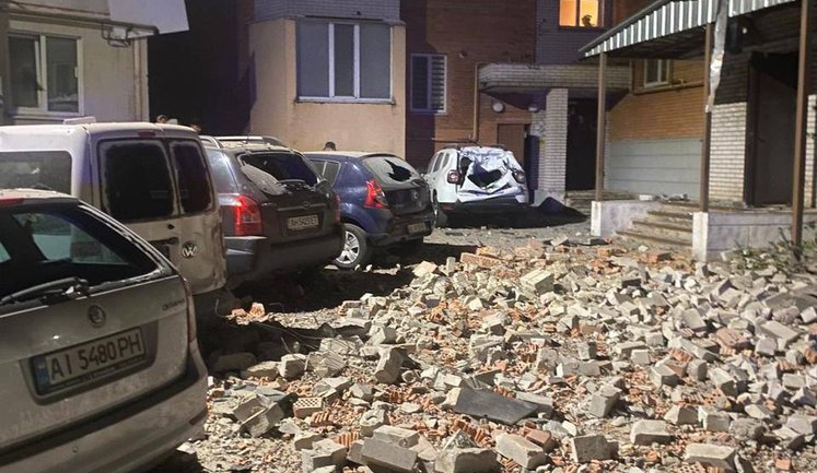 Атака РФ на Київщину: горів хлібзавод у Фастівському районі, постраждали працівники. Була пожежа у багатоповерхівці у Білій Церкві. ФОТОрепортаж
