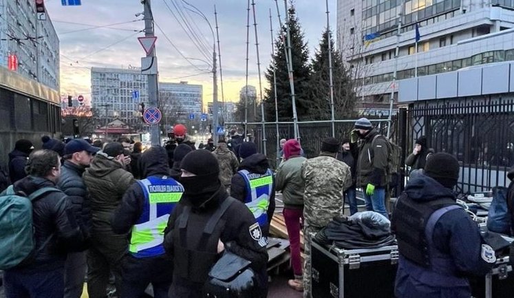 Силовики под Апелляционным судом, где должны рассматривать жалобу на меру пресечения Порошенко, блокируют площадь и препятствуют депутатам, - нардеп "ЕС" Геращенко. ФОТО