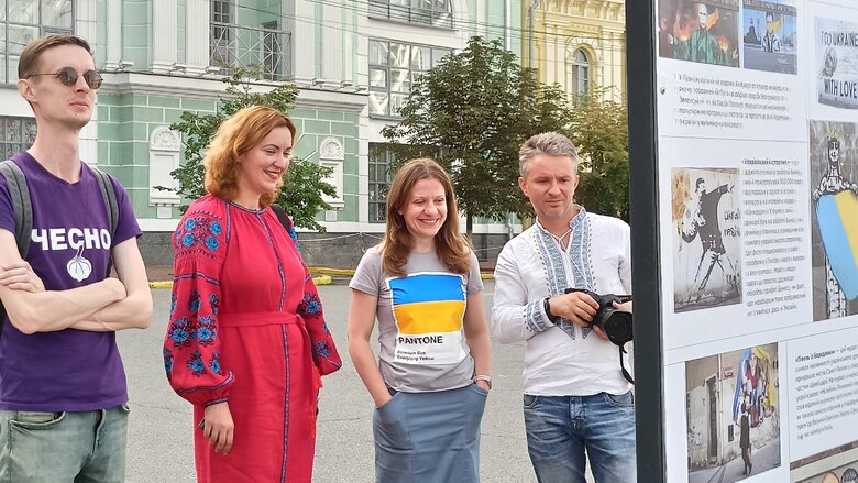 Уличная выставка Бей оккупанта! открылась на Контрактовой площади. Среди локаций - Дартс-держZрадник и Хлопок над крымским мостом 08
