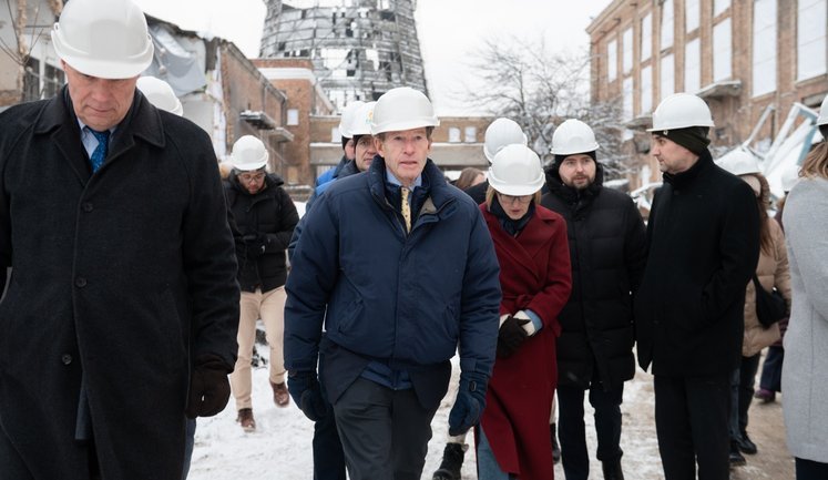 Сенатори США Блюменталь та Вайтгаус відвідали пошкоджену російськими ударами ТЕЦ у Києві. ФОТО