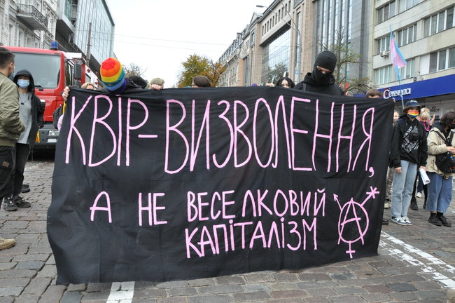 Руху ЛГБТ-маршу намагалася перешкодити жінка, яка лягла на асфальт і кричала про перетворення хлопчиків на геїв 58