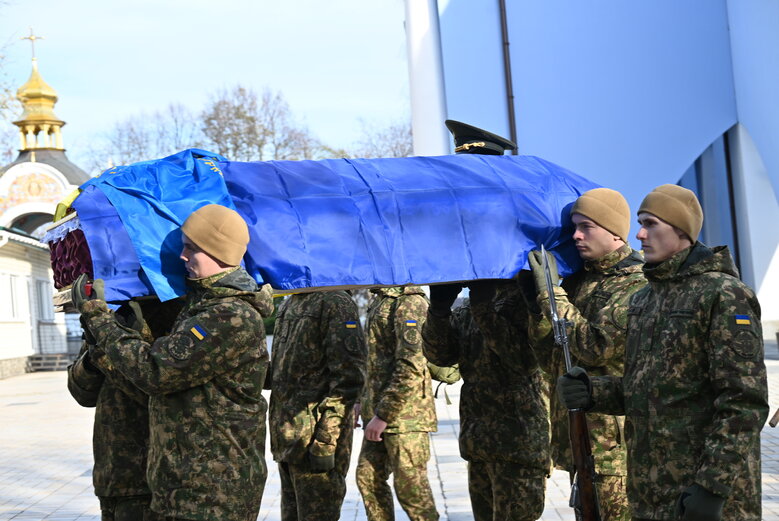 С нацгвардейцем и писателем Максимом Петренко, отдавшим жизнь за Украину, попрощались в Киеве 11